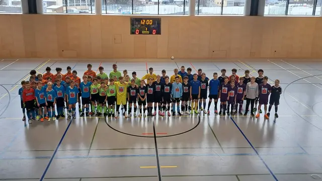 Beim Futsal-Hallencup der Lungauer Schulen, am 3. Dezember 2025, waren Teams der MS Mariapfarr, der SMS Tamsweg, der MMS St. Michael sowie ees BG Tamsweg vertreten. | Foto: Herwig Hutegger
