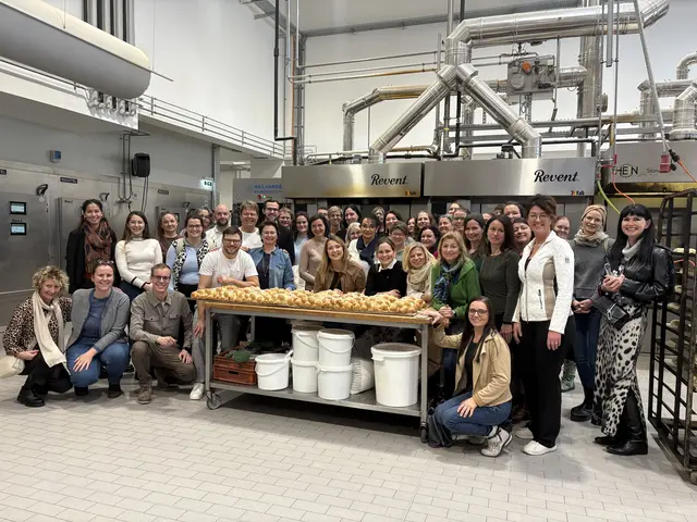 Gruppenfoto mit JW und FiW in der Bäckerei Riesenhuber | Foto: JW