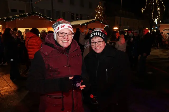 In Weihnachtsstimmung waren offensichtlich auch diese beiden Damen beim Glühwein Opening. | Foto: MeinBezirk/Michael Blinzer