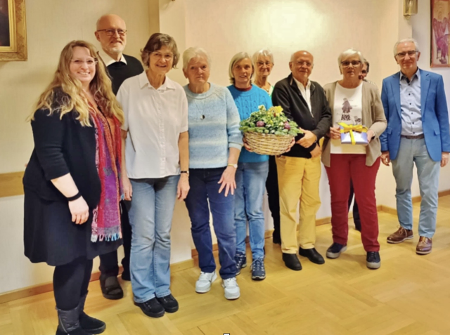 Das ehrenamtliche Team des „Café Zeitreise“ Hollabrunn und Gäste: Eduard Schipfer, Pfarrmoderator, Josef Widl, (Mitbegründer und Initiator), Andrea Coulon (Seniorenpastoral der Erzdiözese Wien)  
 | Foto: Café Zeitreise