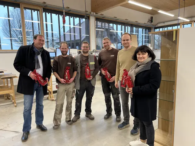 WB-Bezirksobmann Florian Grünberger (l.) mit Bezirksgeschäftsführerin Marianne Reininger (r.) und St. Romans WB-Obmann und Firmenchef Konrad Grömmer (2.v.r.) und Mitarbeitern. | Foto: WB Bezirk Schärding