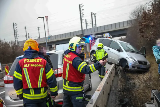 Ein Mercedes kommt von der Fahrbahn der Welser Autobahn ab und bleibt auf der Leitwand liegen – sieben Kilometer Stau. | Foto: laumat.at