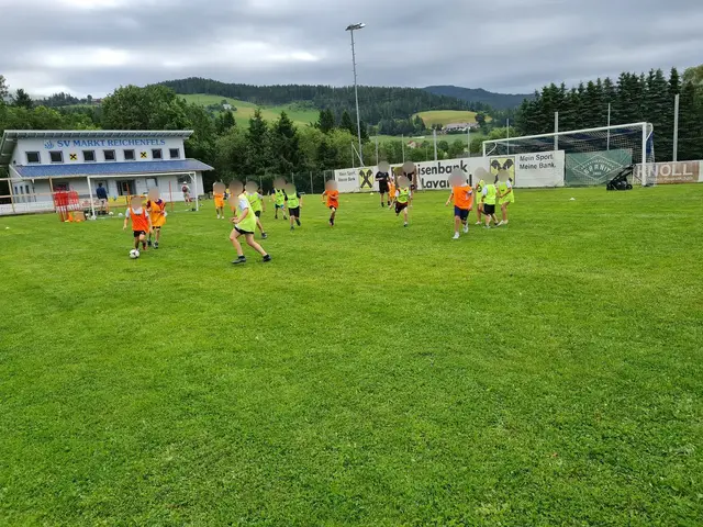 Es dürfte mit einem Pkw auf dem Sportplatz gedriftet worden sein. (Archivfoto) | Foto: Privat
