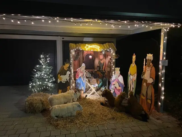 Die lebensgroße Krippe lädt am Sportplatzweg in Lebring zum Verweilen ein. | Foto: Baumann