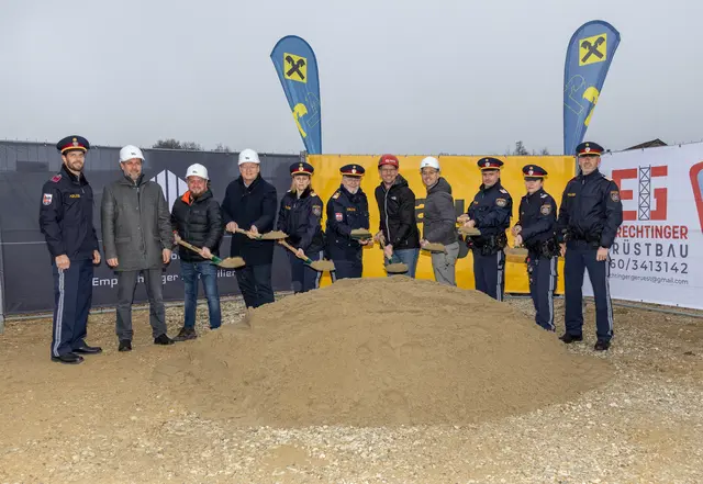 Vertreter der Politik, der Polizei und der Bauverantwortlichen beim Spatenstich. | Foto: MeinBezirk/Christian Doms