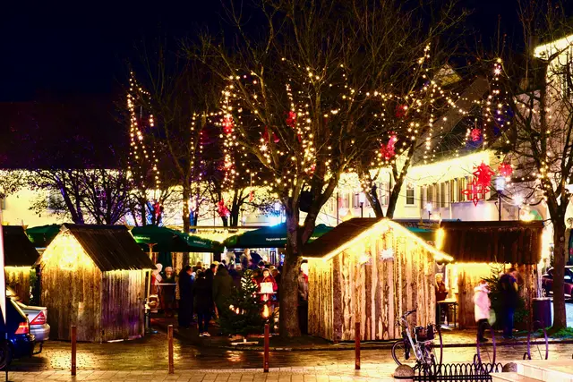 Das Adventdorf mit seinen Holzhütten lädt ein. | Foto: Stadtgemeinde Bad Radkersburg