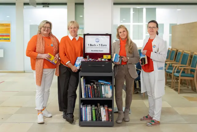 Die Soroptimistinnen bei der Übergabe des Bücherstands an Mitarbeiter des PEK Kirchdorf. | Foto: OÖG