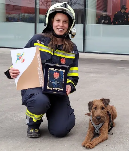 Feuerwehrfrau Doris Plasser präsentiert stolz ihr Sprengdienstleistungsabzeichen. | Foto: FF Hochburg