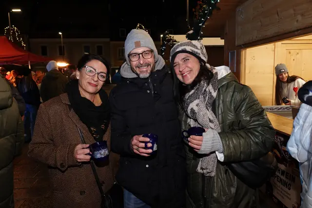 Ein leckerer Glühwein und gute Gesellschaft - was will man(n) mehr. | Foto: MeinBezirk/Michael Blinzer