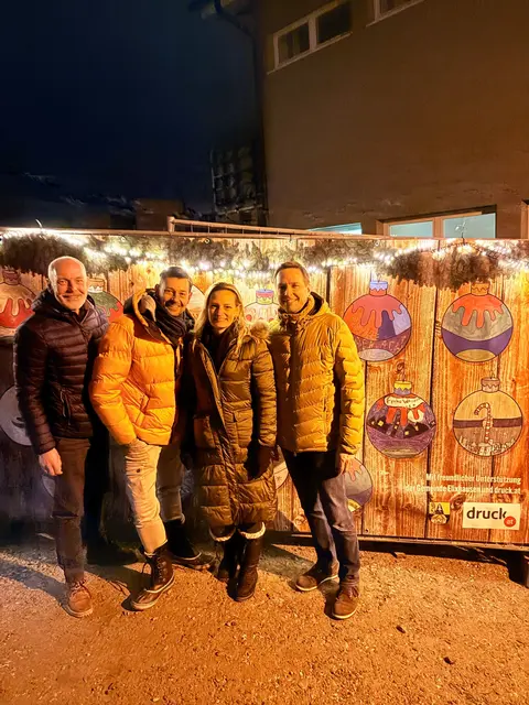 Bei der Enthüllung des Kunstprojekts. Von links: Direktor Markus Reiter, der Obmann des Elternvereins Florian Gschaider, Andrea Gschaider und Bürgermeister Michael Prantner. | Foto: Elternverein Elixhausen