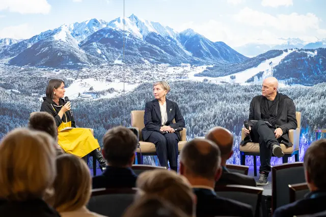 Alexandra Föderl-Schmid (Süddeutsche Zeitung, links im Bild) und Thomas Seifert (Co-Chefredakteur European Voices) im Gespräch mit Marina Litvinenko (Ehefrau des früheren russischen Geheimdienstmitarbeiters und späteren Putin-Kritikers Alexander Litvinenko). | Foto: Europäischer Mediengipfel/Florian Lechner