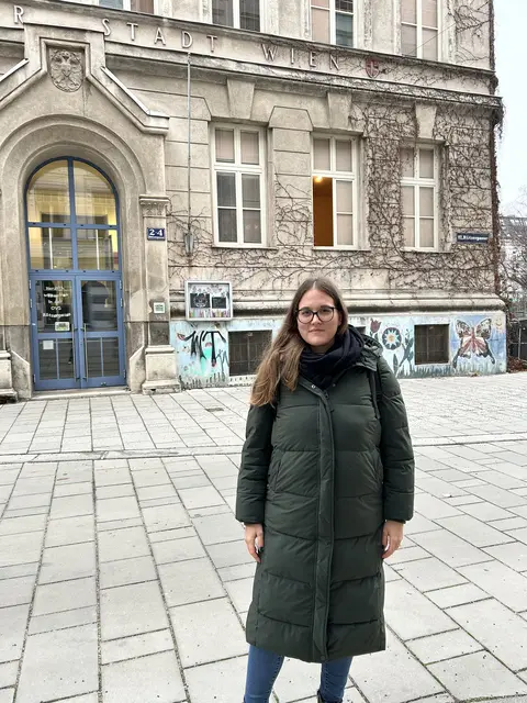 Natalie Raidl, Neos-Bezirkssprecherin und Bezirksrätin, lobt die Wohnstraße, wünscht sich jedoch auch eine Umwandlung zur Schulstraße. | Foto: Neos Wien