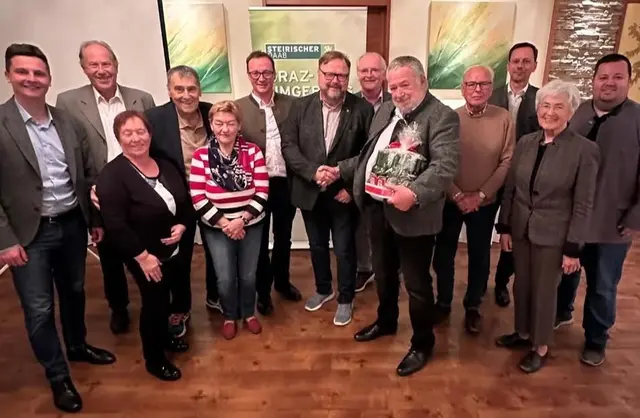 Das Team um den neuen Obmann mit den Ehrengästen. | Foto: ÖAAB-GU