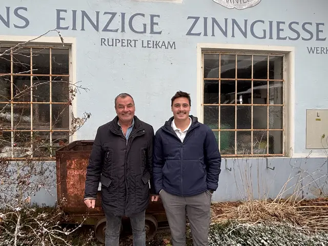 Rupert und Stefan Leikam luden zum "Ratscha" in die einzige Zinngießerei Kärntens ein. | Foto: MeinBezirk.at/Astrid Siebert
