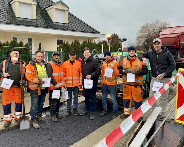 Florian Pacher (4.v.r.). bedankte sich bei den Arbeitern der Hauptstraßen-Baustelle. | Foto: FPÖ Pörtschach