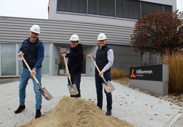 Enrico Larcher (Head of Sales), Thomas Schwingshandl (Gründer) und Markus Sturm (CEO) beim Spatenstich.
 | Foto: Schwingshandl