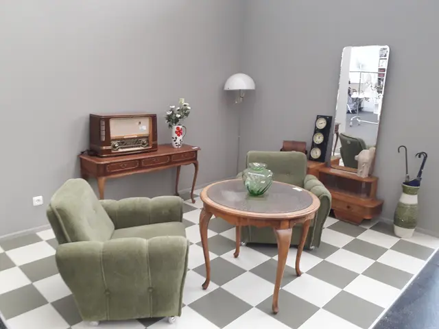 Beim Shop der Caritas gibt es nicht nur Kleidung aus zweiter Hand, sondern auch Möbel zu billigen Preisen zu kaufen. | Foto: Elisabeth Mimra