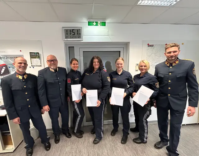 Obstl Klaus Innerwinkler, ChefInsp Gerald Grebenjak, Insp Elisabeth Krall, B.A, GrInsp Susanne Pitschko, Insp Kathrin Werkl, GrInsp Cornelia Werkl, Hptm Gerhard Raffer (vo links)