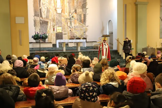 Zusammen mit den Kindern wurde gesungen und gefeiert.  | Foto: BV17