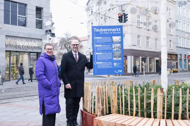 Stadträtin Eva Schobesberger (Die Grünen) und Bürgermeister Dietmar Prammer (SPÖ) beim neugestalteten Platz am Taubenmarkt. | Foto: Stadt Linz