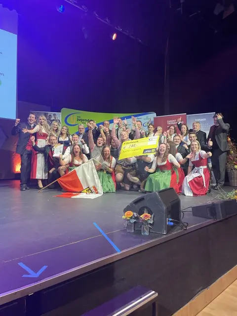 Die Landjugend Tarsdorf freut sich über den Landjugend-Award für das beste Projekt. | Foto: Landjugend OÖ