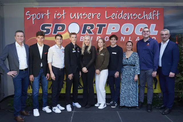 Sportlerinnen und Sportler vom Sportpool Burgenland bei der Weihnachtsfeier mit Klaudia Gold (3.v.r.) und Gerfried Pröll (links) vom Sportpool Burgenland sowie Sportlandesrat Heinrich Dorner (rechts) | Foto: Sportpool Burgenland/Emmerich Mädl