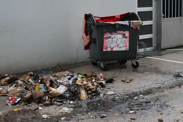 Ein Mann konnte den brennenden Altpapiercontainer noch aus dem Mülllager schieben, bevor die Flammen übergreifen konnten. | Foto: laumat.at