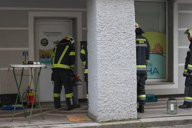 Die Welser Feuerwehr musste eine Haustüre in Wels-Vogelweide öffnen, weil Gefahr im Verzug war: Der Herd im Gebäude war eingeschaltet. | Foto: laumat.at
