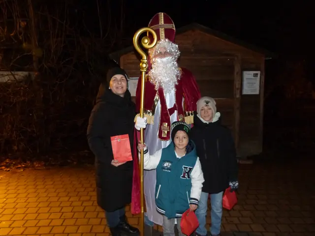 Der Nikolaus teilte fleißig gut gefüllte Sackerl an die braven Kinder in Stoob aus.  | Foto: Vanessa Wittmann