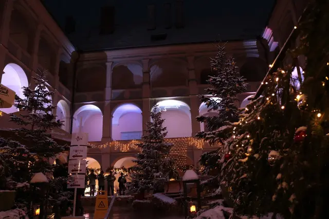Im stimmungsvollen Innenhof des Schlosses Piber wird es drei Tage lang weihnachten. | Foto: Almer