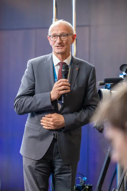 Zum Auftakt begrüßte Tirols Landeshauptmann Anton Mattle die Gäste und zeigte sich erfreut über die neue Tiroler Heimat des Europäischen Mediengipfels. | Foto: Europäischer Mediengipfel/Florian Lechner