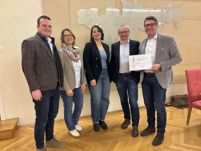 Pressekonferenz zu den geplanten Investitionen – SPÖ-Vizebürgermeister Alexander Eckhardt, SPÖ-Gemeinderätin Sandra Damböck-Lehr, ÖVP-Stadträtin Marlis Schmidt, ÖVP-Gemeinderat Fritz Strobl und ÖVP-Finanzstadtrat Kornelius Schneider präsentieren das Budget und Zukunftsprojekte der Stadt. | Foto: Alexandra Goll