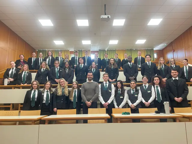 Absolvent Bastian Baumann, General Manager Park Hyatt Vienna mit Studenten an den
Tourismusschulen Bad Gleichenberg | Foto: TS Bad Gleichenberg