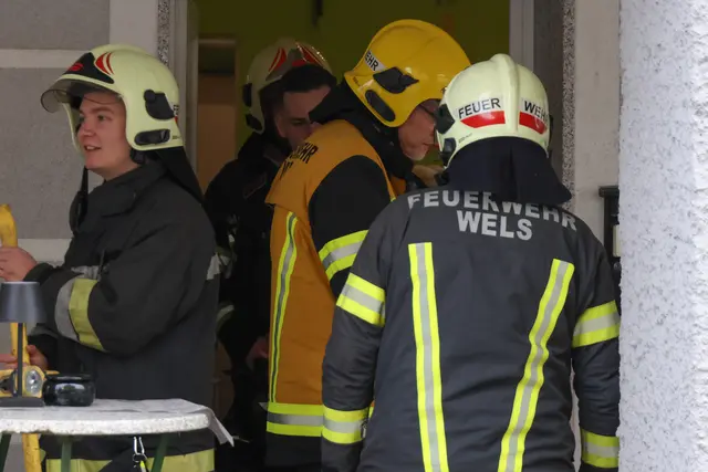 Die Welser Feuerwehr musste eine Haustüre in Wels-Vogelweide öffnen, weil Gefahr im Verzug war: Der Herd im Gebäude war eingeschaltet. | Foto: laumat.at