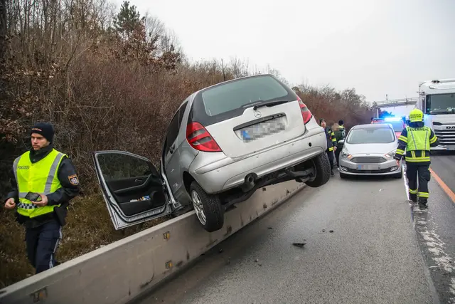 Ein Mercedes kommt von der Fahrbahn der Welser Autobahn ab und bleibt auf der Leitwand liegen – sieben Kilometer Stau. | Foto: laumat.at