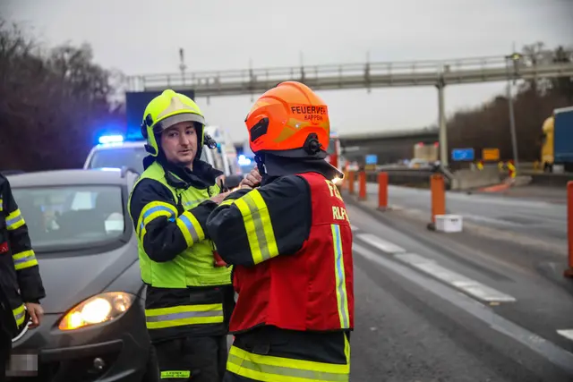 Ein Mercedes kommt von der Fahrbahn der Welser Autobahn ab und bleibt auf der Leitwand liegen – sieben Kilometer Stau. | Foto: laumat.at