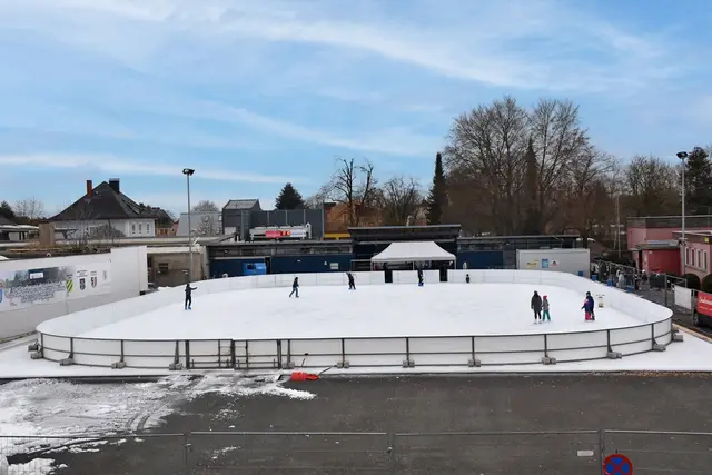 Blick auf den Eislaufplatz in Leibnitz von der Galerie Marenzi aus: Die Eröffnung findet am 6. Dezember statt. | Foto: Waltraud Fischer