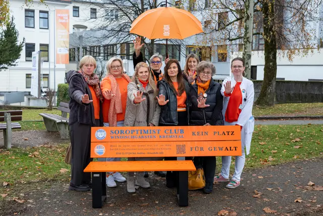 Das Pyhrn-Eisenwurzen Klinikum setzte mit verschiedenen Aktionen in Kirchdorf und Steyr ein klares Signal gegen Gewalt an Frauen. Mit dabei war auch der Soroptimist Club Windischgarsten Kremstal. | Foto: OÖG
