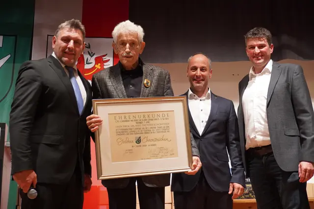 Zahlreiche Bilder aus dem Dorfbuch stammen von Diether Schönitzer. Als Dank dafür erhält er das goldene Ehrenzeichen.  | Foto: AMG