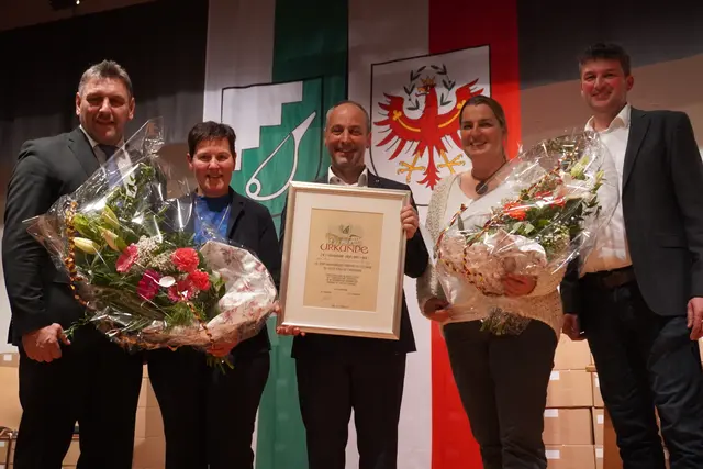 Redaktionsleiter Hans Singer freut sich über die liebevoll gestaltete Urkunde. An Seiner Seite seine Mutter und seine Frau.  | Foto: AMG