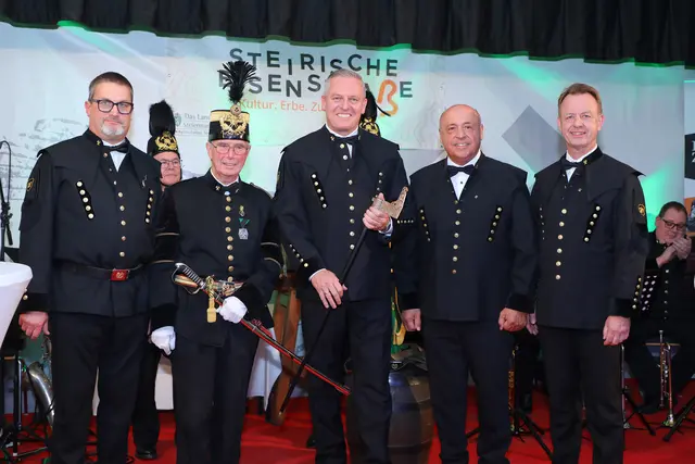 Ehrenbergmann Josef Fritz (2. v. r.) hielt die Laudatio auf den Ledersprungkandidaten Mario Kunasek. Ehrenbergmann Gert Emmerstorfer (2. v. l.) leitete die Zeremonie bereits zum 50. Mal. | Foto: Armin Russold