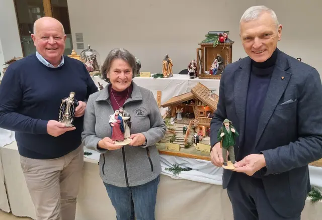 Seekirchens Bürgermeister Konrad Pieringer, Elisabeth Schmidhuber (Krippenbauverein Seekirchen) mit dem Landtagsabgeordneten Josef Schöchl (von links). | Foto: Josef Schöchl
