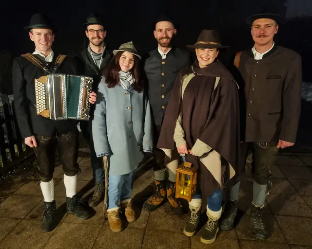 Anglöckler in Eugendorf; von links: Alexander Huber, Tobias Aigner, Alina Haslauer, Norbert Kittl, Anna Fenninger und Jonas Eder. | Foto: Josef Schöchl