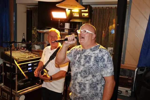 Im "The Dark" wurde nicht nur eifrig getanzt, sondern auch der Hausherr persönlich griff schließlich zum Mikro - sehr zur Freude der Gäste. | Foto: Michael Blinzer