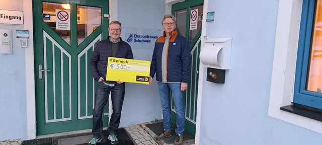 Das Bild zeigt die Spendenübergabe durch Geschäftsführer Thomas Moritz (li) an den Obmann des Tannheimer Taler Hilfsvereins, Anton Gutheinz. | Foto: EW Schattwald