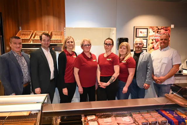 Vizebürgermeister Franz Eder, Bürgermeister Markus Burgstaller, Susanne Krahofer, Claudia Hintersteiner, Lisa Schragl, Magdalena Kendlbacher, Franz Kloibhofer und Oliver Zwiefelhofer. | Foto: REWE Großhandel GmbH/Leonardo Ramirez Photography