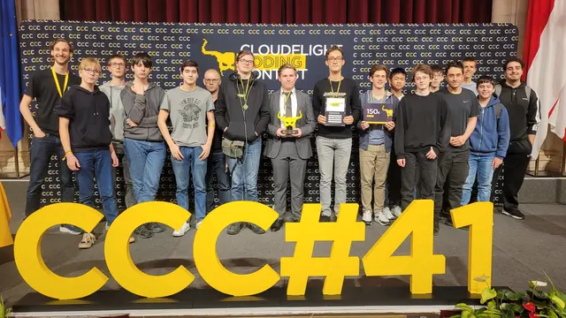 Ausgezeichnete Schülerinnen und Schüler der HTL Wien West mit ihrem Lehrer bei der Preisverleihung des Cloudflight Coding Contest 2025 im Wiener Rathaus. | Foto: Lukas Pezenka