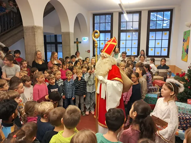 Der Heilige Nikolaus besuchte die VS Kufstein Stadt am 5. Dezember. | Foto: Volksschule Kufstein Stadt