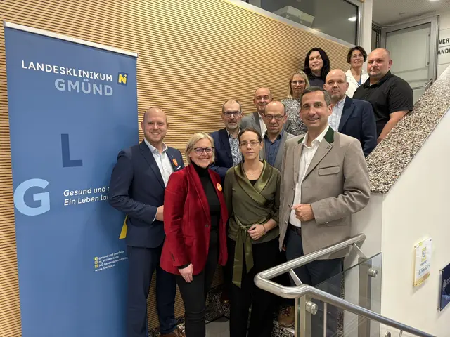 Vorstand der NÖ LGA Bernhard Kadlec (vorne rechts) mit der Klinikleitung und Führungskräften des Landesklinikums Gmünd sowie der Geschäftsführung der Gesundheit Waldviertel GmbH. | Foto: LK Gmünd