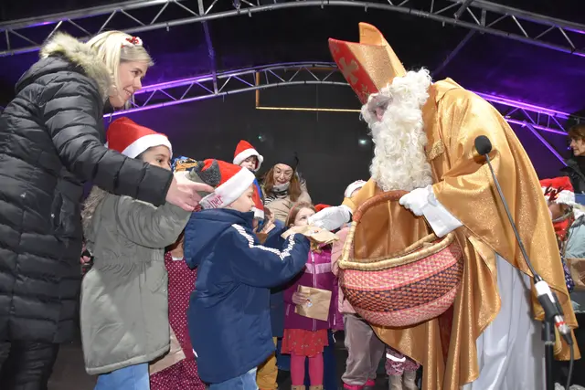 Für die Kinder gab es Sackerl vom Nikolaus. | Foto: MeinBezirk/Michael Strini